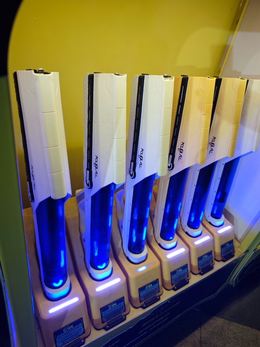 在游泳池边，看到一个共享电动水枪，被价格震惊到了——25分钟48元，超时后每分钟