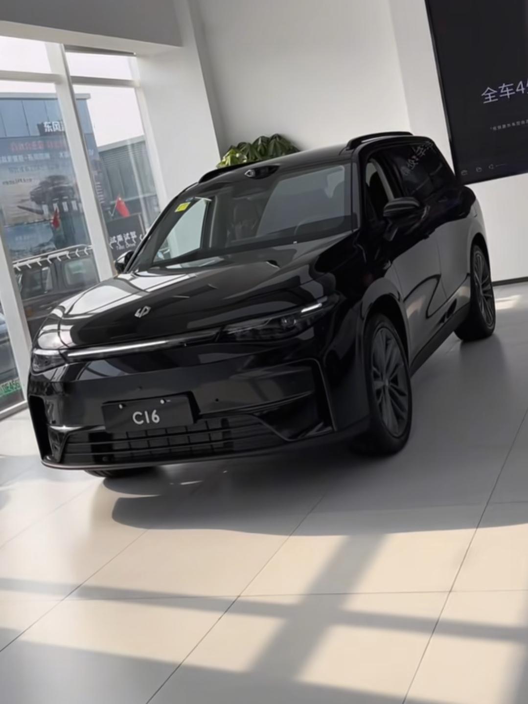 零跑C16是零跑旗下的一款中大型大六座
SUV，凭借大空间高配置和十几万的价格取
