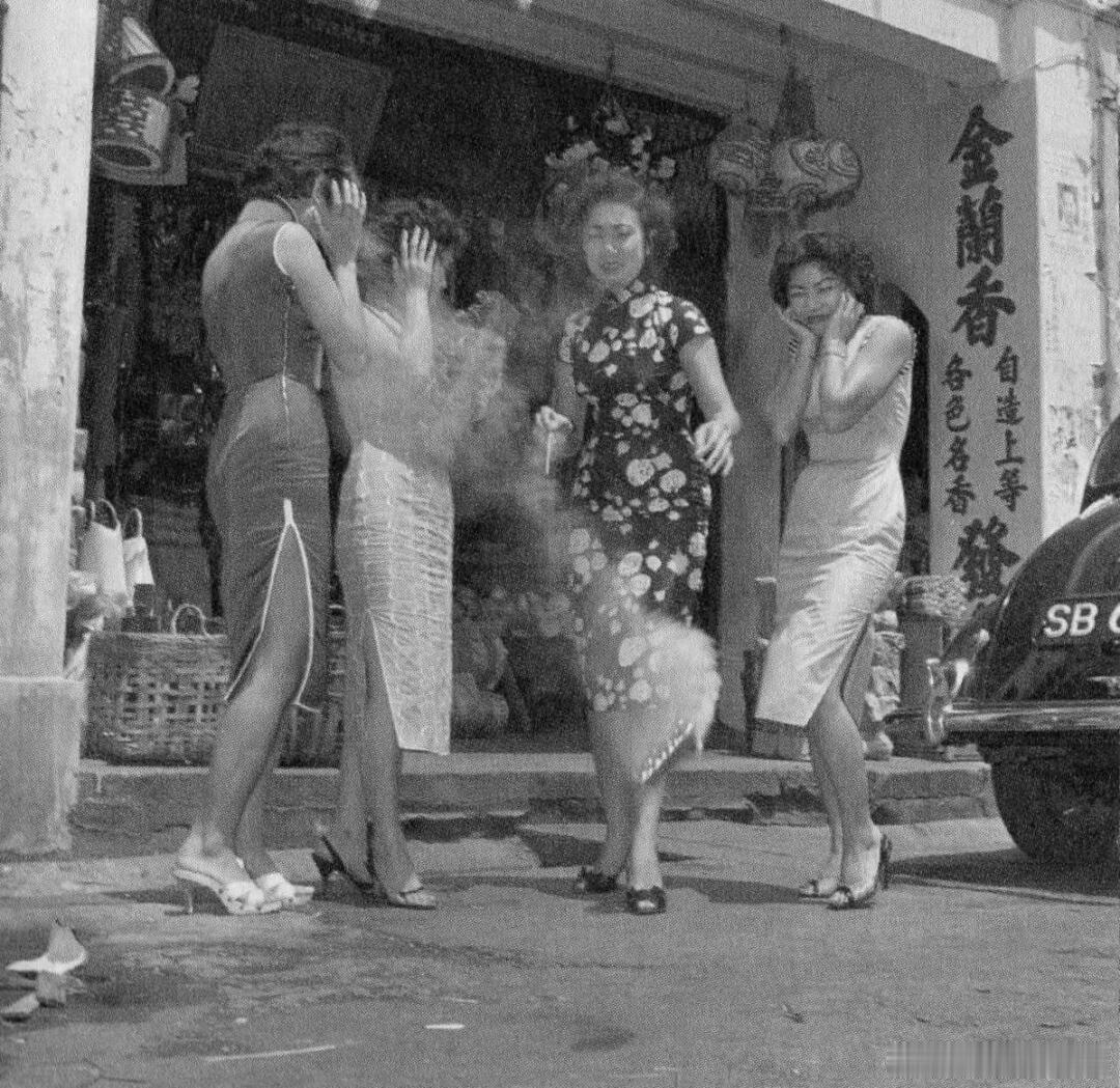 燃放爆竹庆祝农历新年，新加坡牛车水，1958年。 
