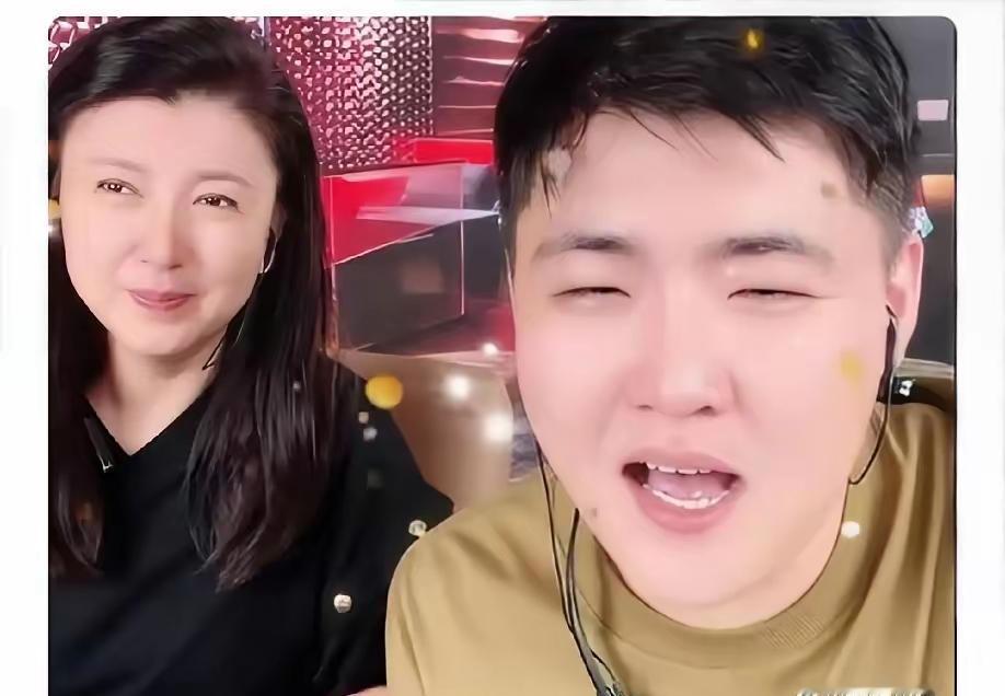 你妈天天给你吹牛，结果你被骂惨了，甚至丢了工作，这滋味谁懂？
一个妈妈在网上猛炫