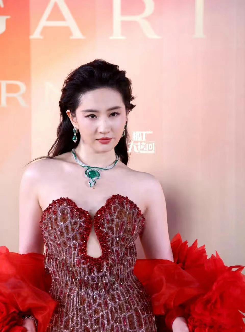 刘亦菲都把她的肩膀挺成这个样子了，还是看的上半身壮壮的 ​​​