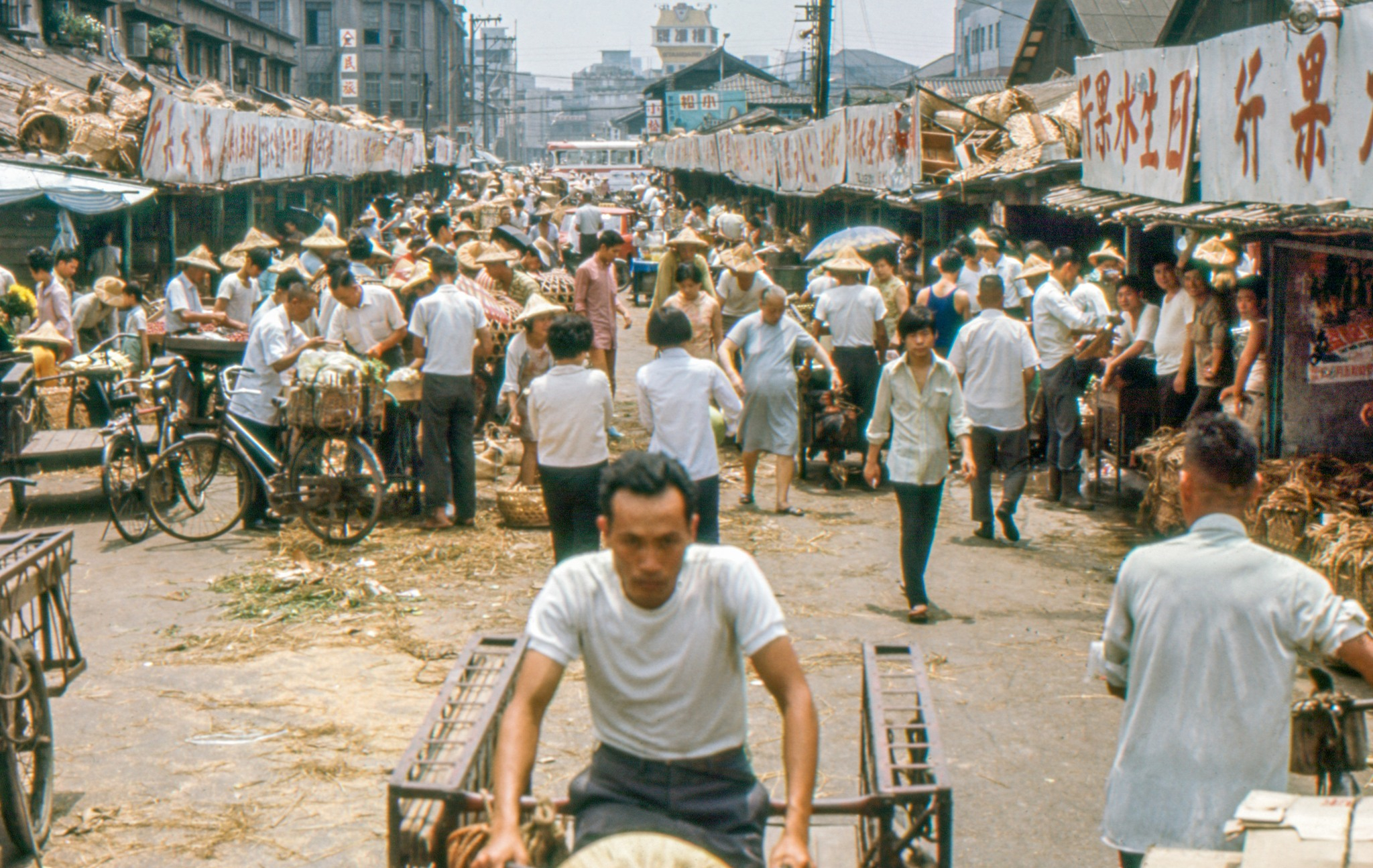 1970年的台北当时美国还没有和日本翻脸没把日本的半导电产业链赏赐给台湾 