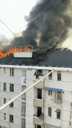 危难时刻，挺身而出、逆流而上的都是英雄，向无畏的消防员致敬。