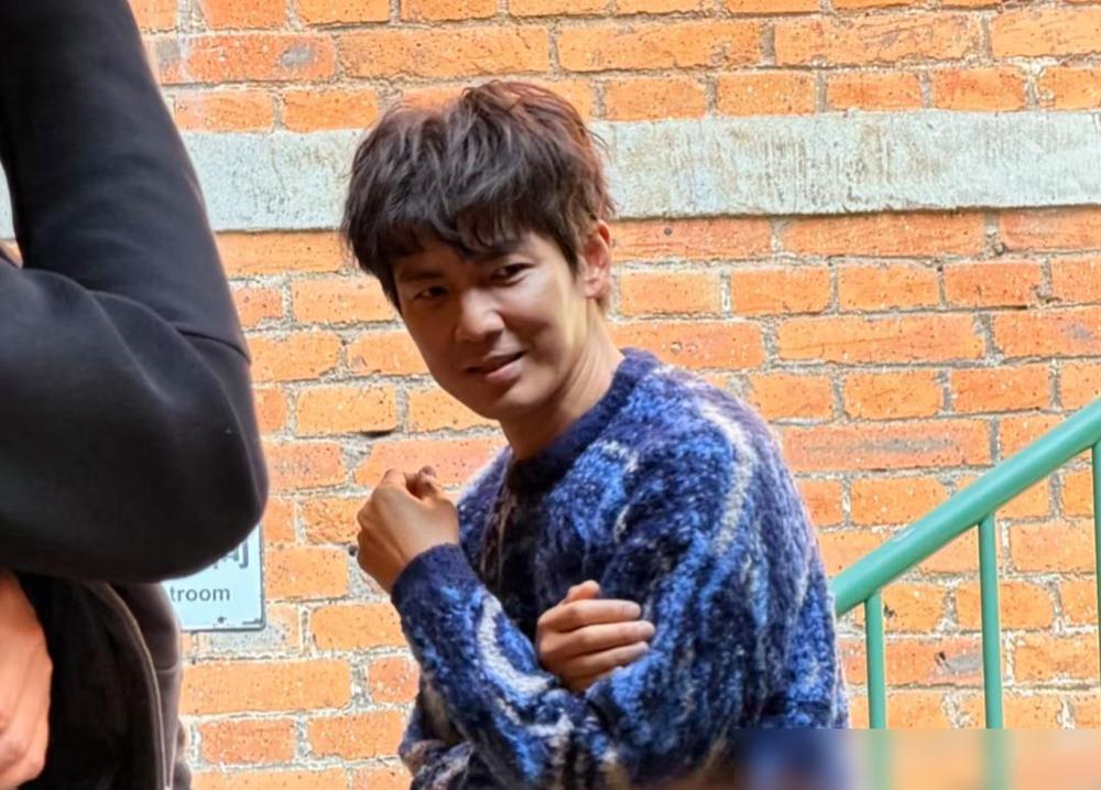 成都火锅店撞见钟汉良了。快52岁的人，看着比实际年龄年轻一大截，微卷短发搭蓝白毛