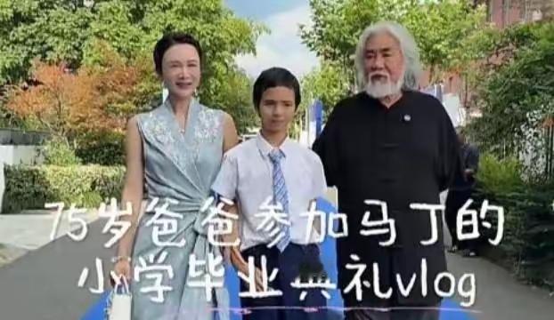 瞧瞧！把这75岁的老父亲忙的不亦乐乎。

大导演张纪中这个暑期有点忙，没办法谁让