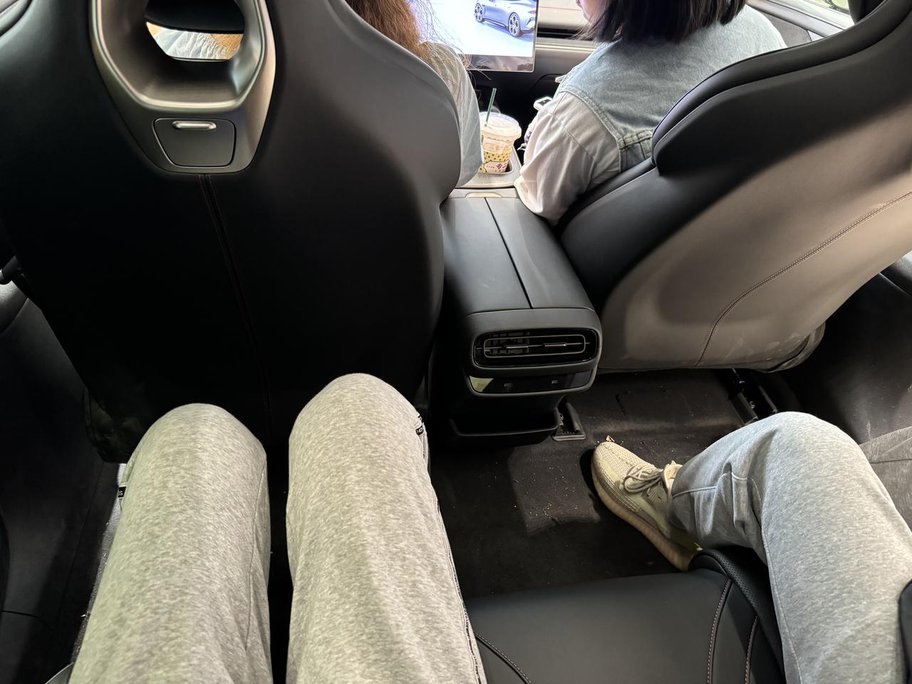 静态试了下小米SU7的后排空间，前排不往后靠的话其实很够了，后排空间比想象中大，