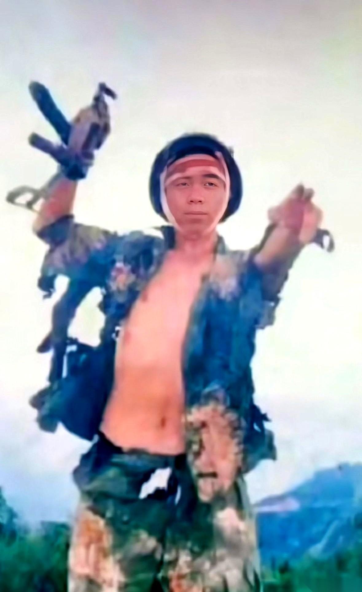 他左手指着的方向，是敌人的阵地。右手举着的，是上了膛的钢枪。
那张照片里，叫王永