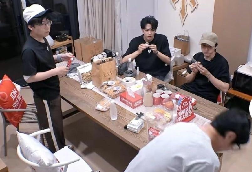 连吃7年水煮菜连块肉星子都不沾，你猜怎么着？人家不仅没饿脱相，反而一口气甩掉22