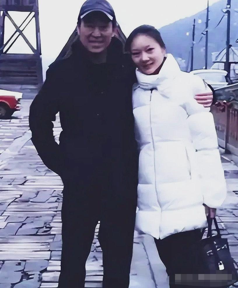 陈婷依偎在老公张艺谋的臂膀内，心里肯定美滋滋的！