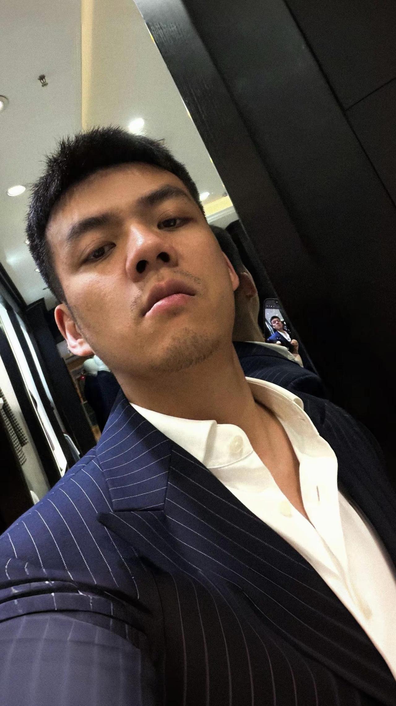 挨揍与挨揍只能选一个。西装杀 爹系男友 西装定制 男人不用太帅像爷们就行