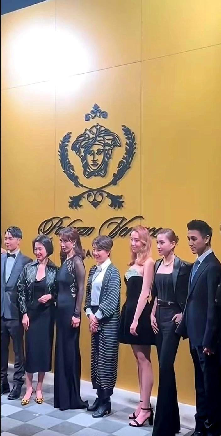 何家把发布会穿成时装秀，霍家把晚宴走成入职答辩！
你敢信，梁安琪裹亮橙色大衣踩恨