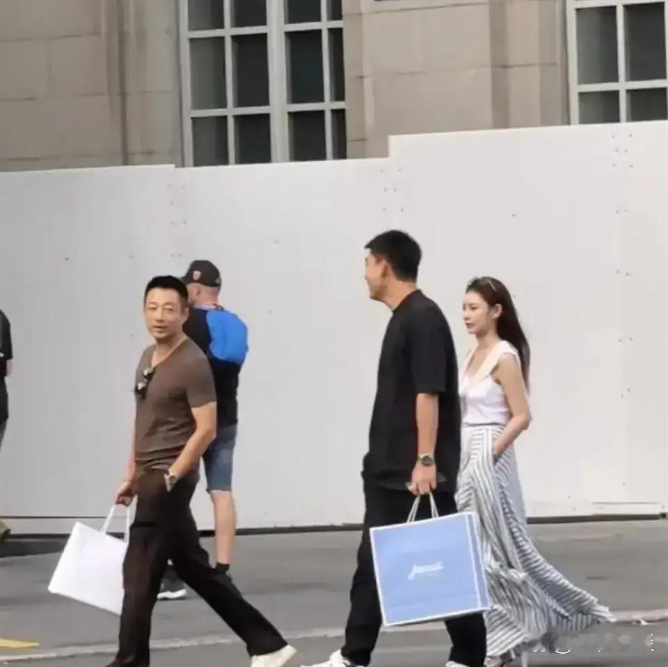 45岁汪小菲和老婆马筱梅在瑞士旅游被偶遇，夫妻俩打扮时尚有型，汪小菲和男助理一人