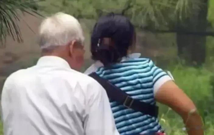 2020年，75岁的王大爷嫖娼，女方焦急地问:“你这么大了，还能不能干？”王叔叔