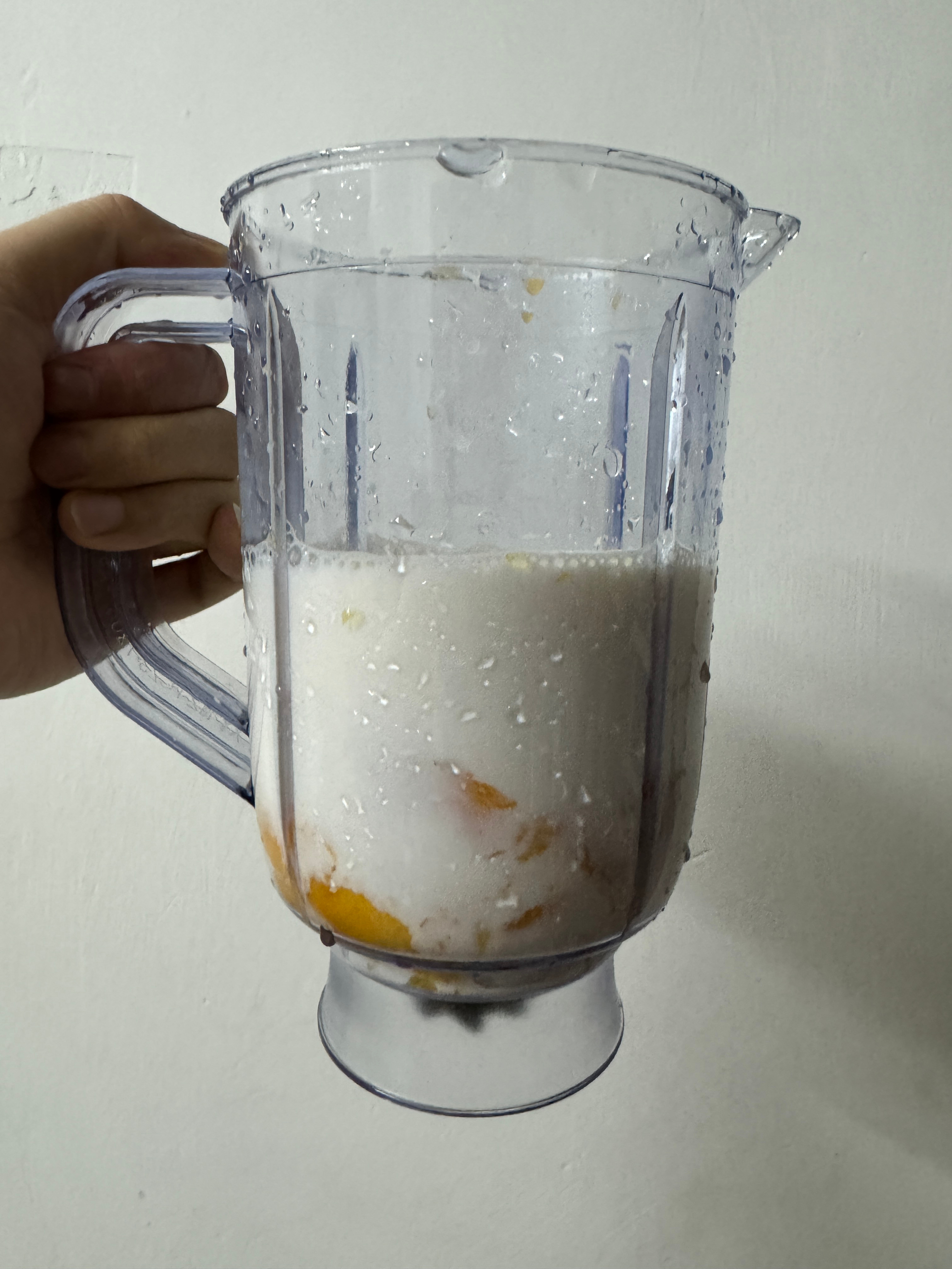 榨汁机做的杨枝甘露！食材：牛奶+芒果色泽鲜亮，口感绵密，比喜茶奈雪的杨枝甘露好喝