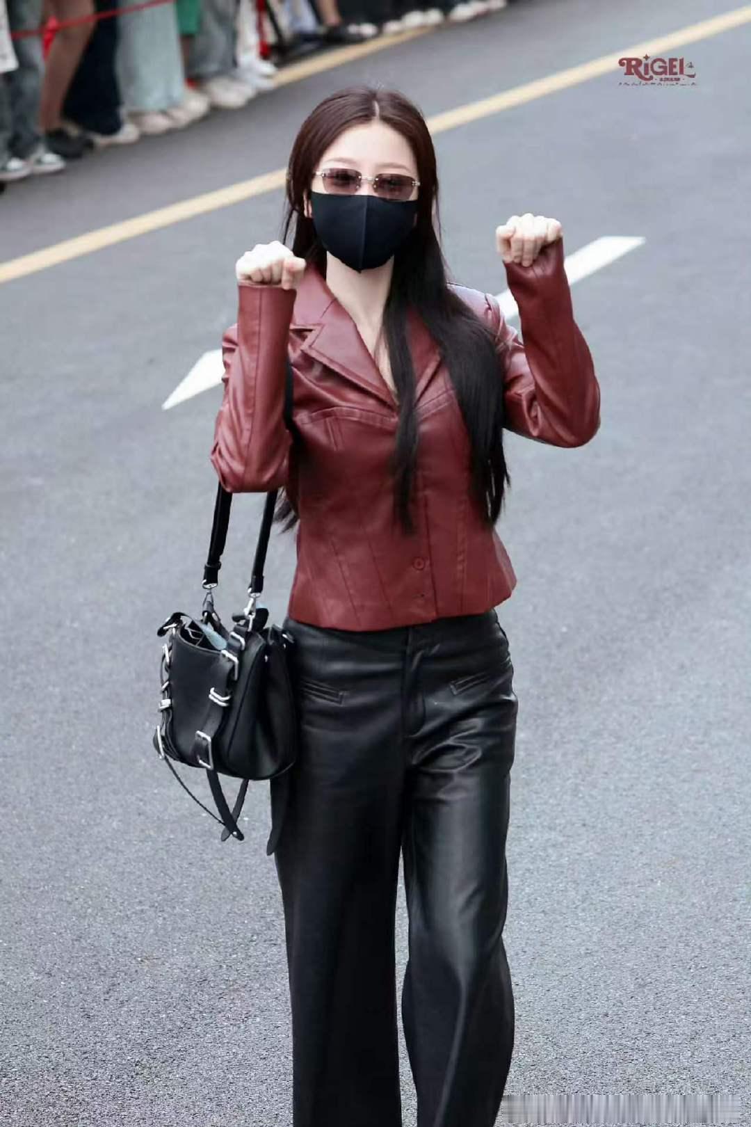 虞书欣念相思皮衣皮裤上班虞书欣念相思皮衣造型上班 好帅的一套look！ 虞书欣