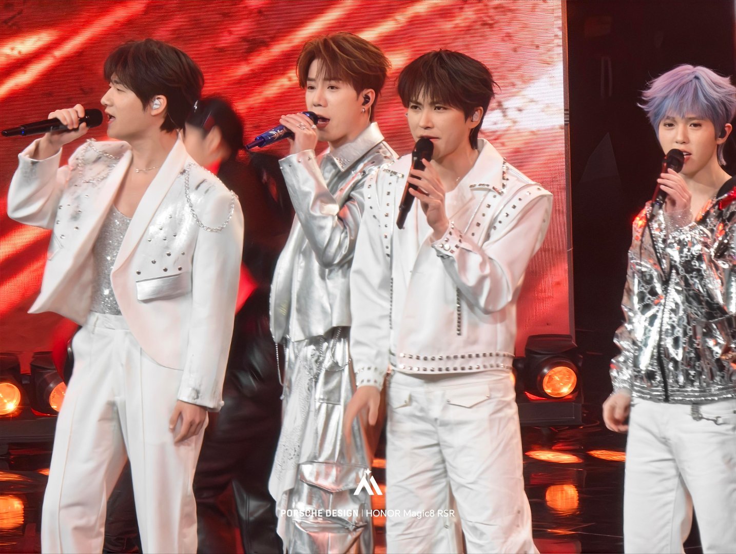 微博之夜内场家人们，微博之夜太燃了！众星云集，让人应接无暇。荣耀Magic8 R