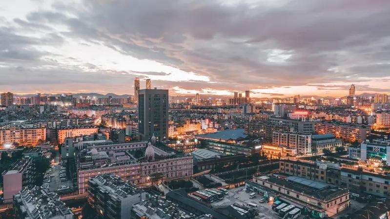 🔥这里不是香港也不是上海，是昆明巫家坝！零点钟声一响，漫天烟花腾空炸裂，火树银