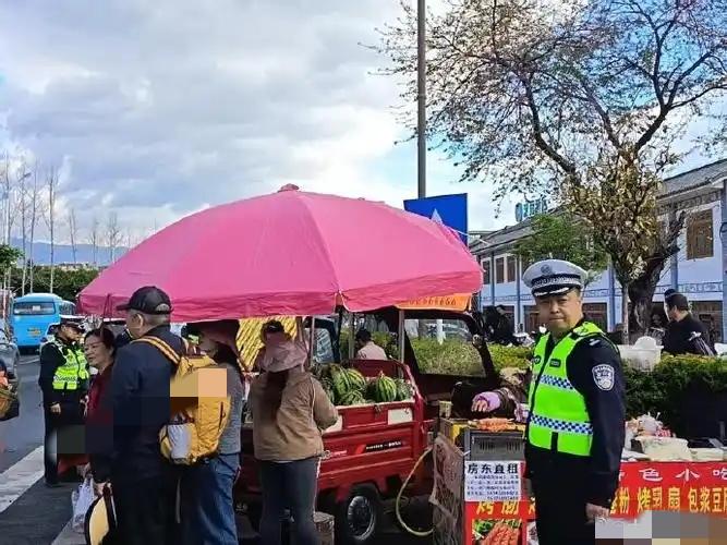大理网民留言投诉大理古城北门外中和路车辆随意停车商贩占道经营导致道路交通拥堵
