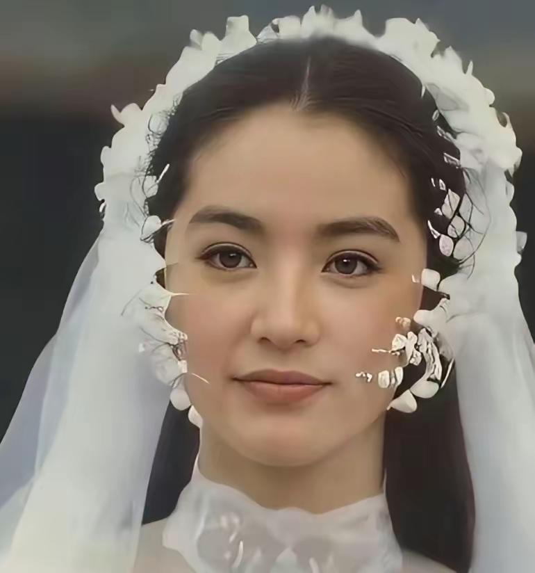 林青霞1994年那场婚礼上的婚纱，当年被港媒追着吐槽了快半个月，说层层叠叠的圆边