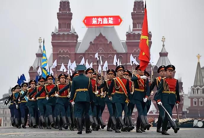 今年的红场阅兵，居然连一辆坦克都没看到。

习惯了那种轰隆隆的“钢铁洪流”，这近