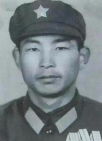 1984年通信员在望远镜中，在阵地前沿看到6头牛，有人在匍匐驱赶牛群，仔细一看竟