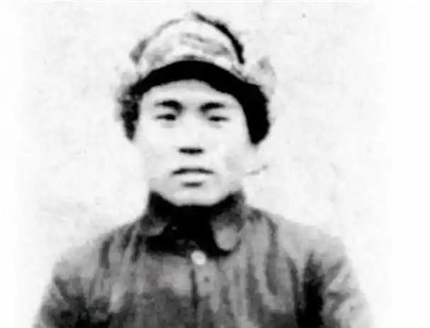 子弹卡在脊椎骨间16年,靠一次怒吼挺腰"顺"了过来。

西路军战败后,红5军15