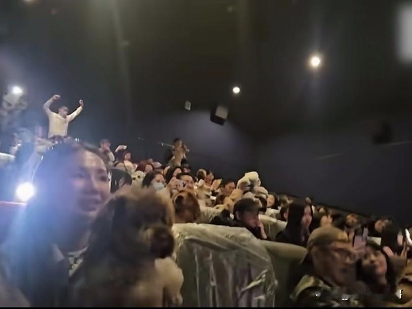 近日重庆某电影院举办了一场带宠物看电影活动，他们组织超百位狗主人带宠物狗看《忠犬