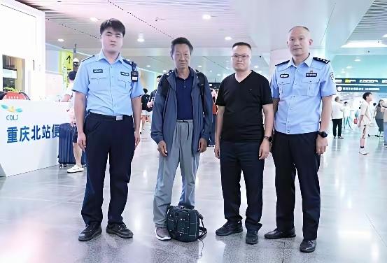 2026年8月17日，63岁的李国友从内江市公安局东兴区分局平坦派出所民警手中接