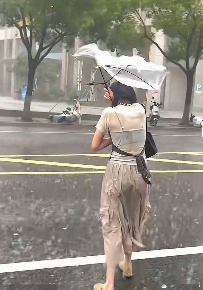 狂风暴雨里，雨伞直接被吹翻！
 
大雨伴大风出门，真的太考验雨伞了！

亲眼看见