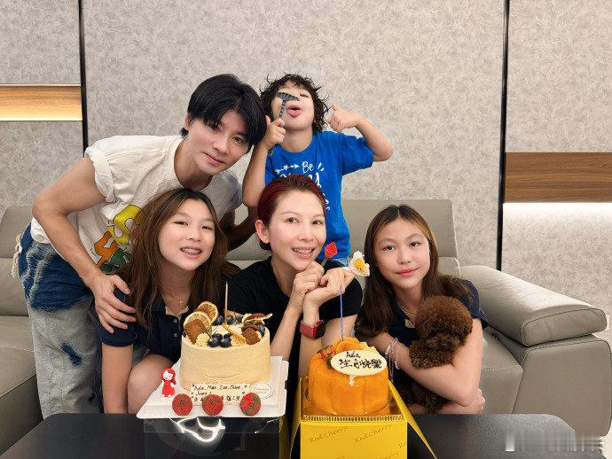 蔡少芬张晋生日合照蔡少芬张晋庆生合照蔡少芬过生日，张晋的庆祝仪式感拉满了！鲜花蛋