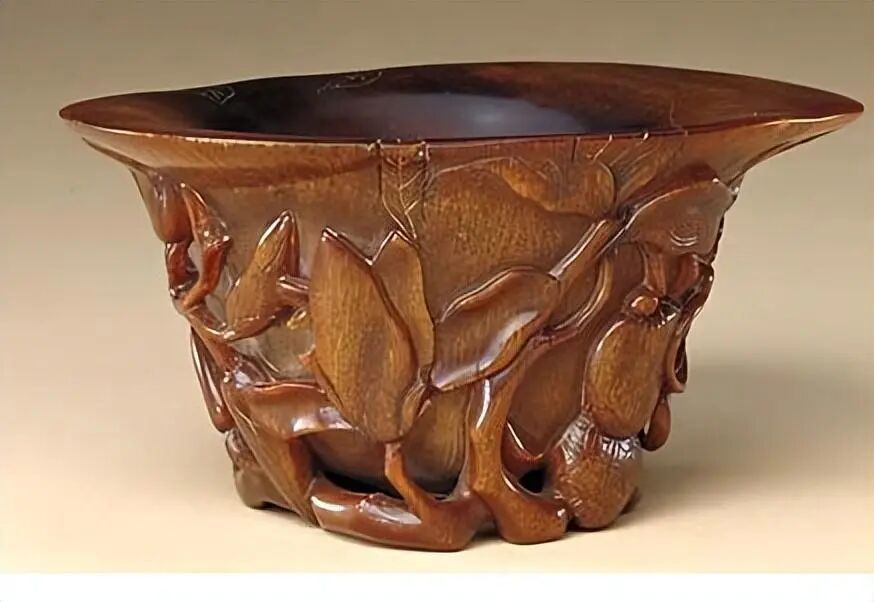 杂项趣谈 人们对犀牛角雕件意识淡薄的主因是国家禁令、买卖限制及药效宣传淡化。使得