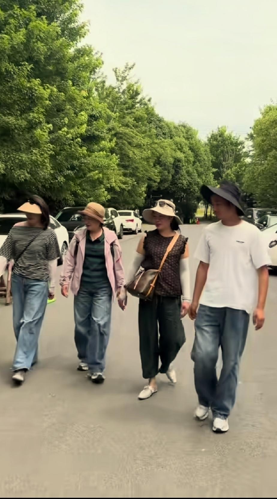 厉怀远的妈妈是家里的老大，还有二姨和三姨一起宠着他，这次妈妈带着两个姨来安徽，一