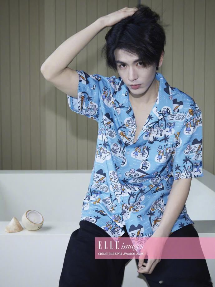 张凌赫ELLE卡通睡衣造型ELLE盛典张凌赫造型  张凌赫ELLE卡通睡衣造型，