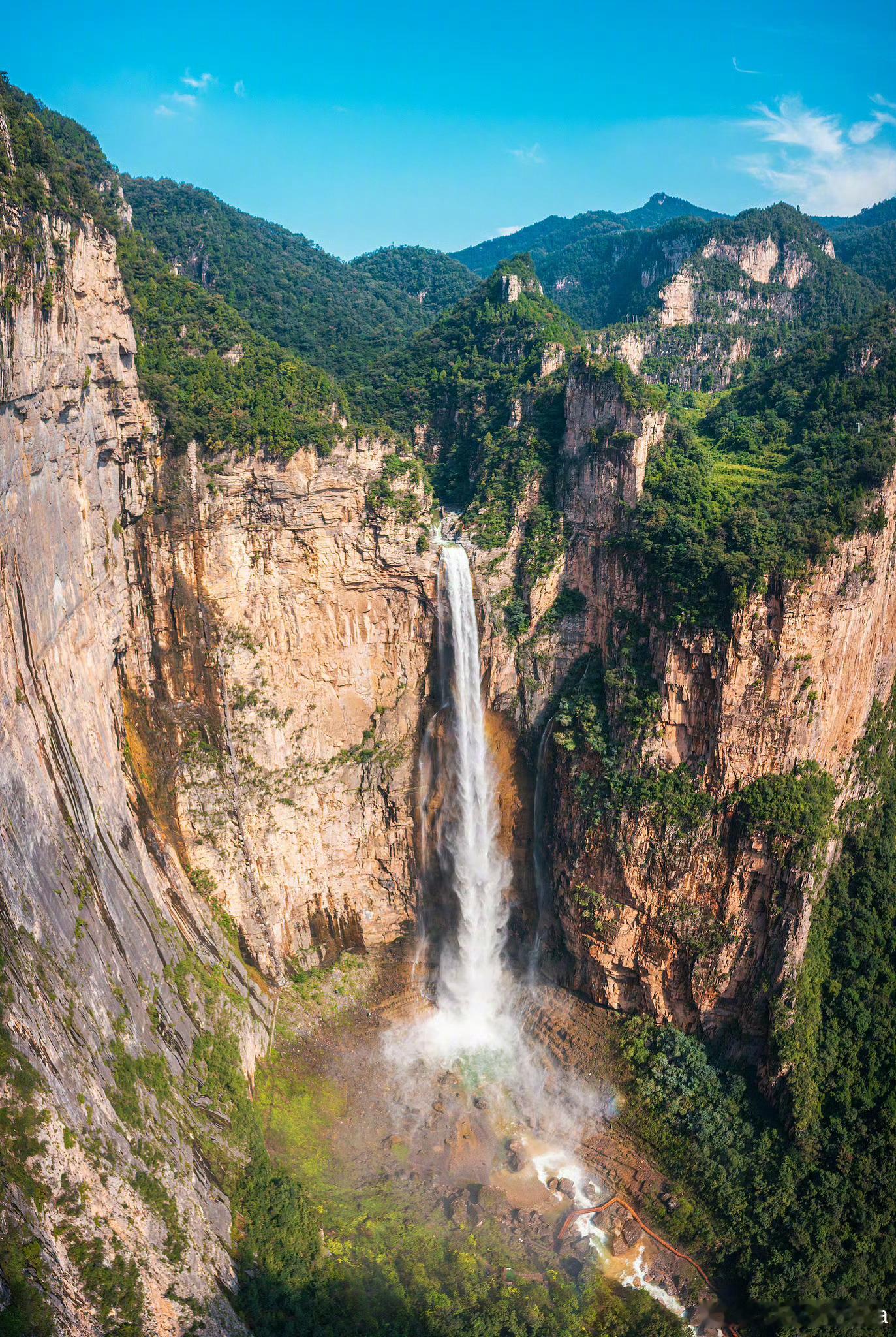 日常 绝壁垂飞瀑，青山入碧天，一帘山水藏尽山河气魄。 