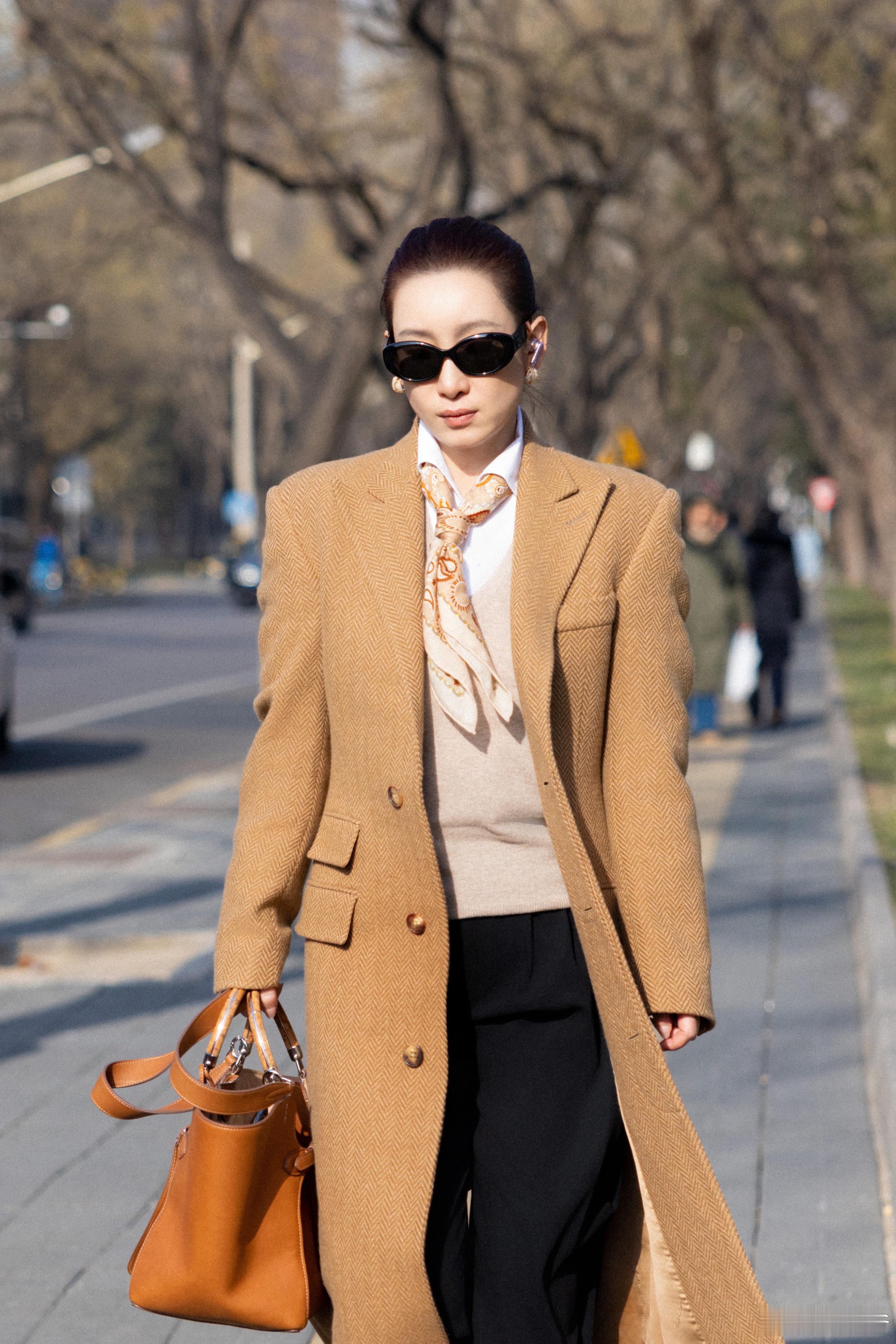 秦海璐亮相春晚首次联排 秦海璐现身央视春晚第一次联排，最新路透状态太好了，优雅精