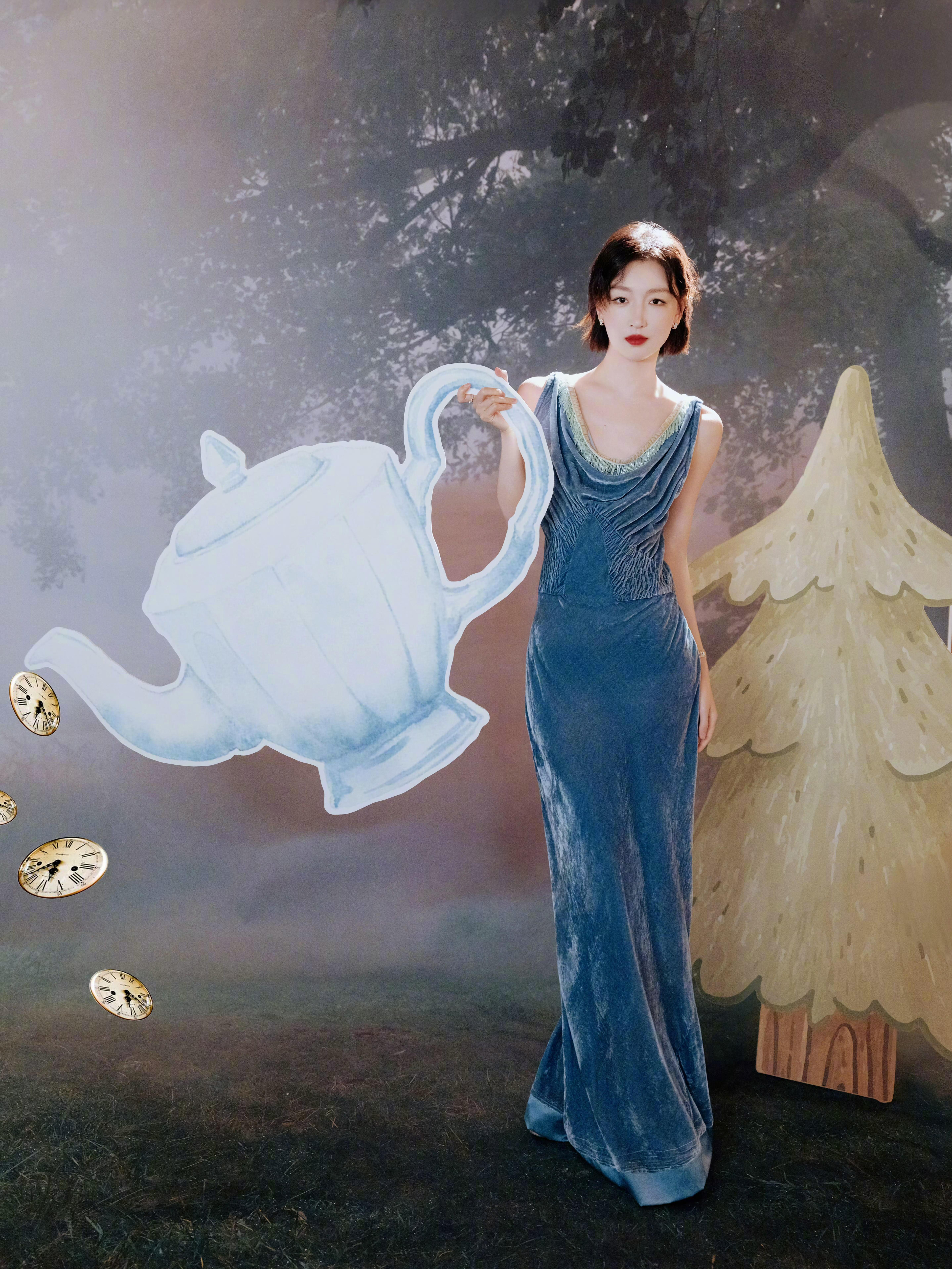 #晚安咪语##周冬雨穿自己淘的裙子走红毯#几百块淘来的丝绒裙，被穿出爱丽丝梦游仙