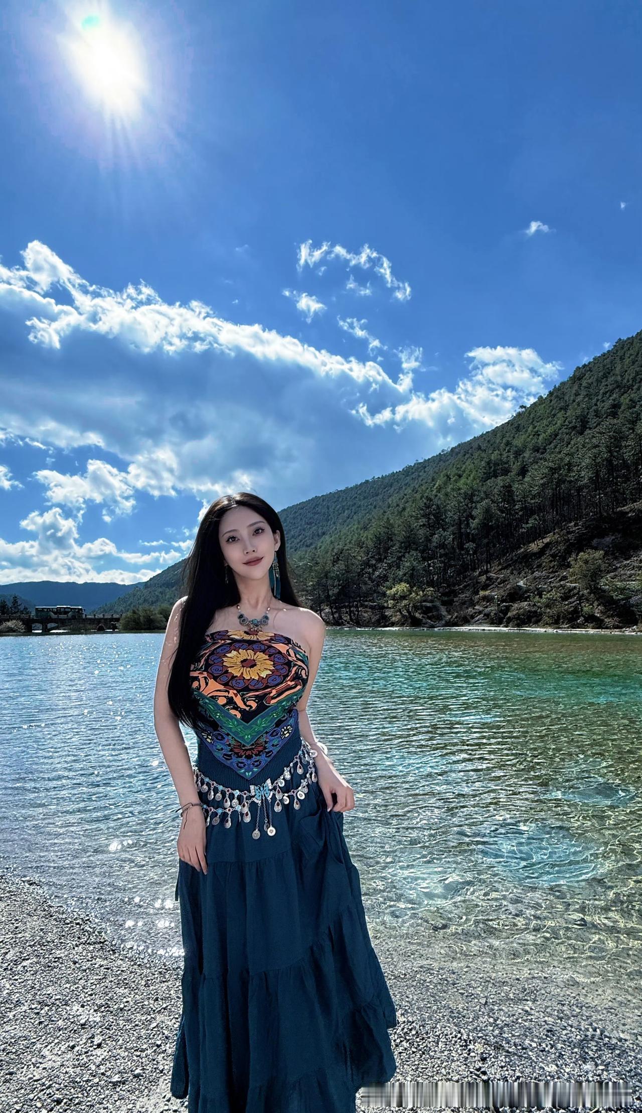 撞色图腾抹胸+民族风银饰腰链+层叠长裙，浓郁的色彩和异域花纹自带“野性美”，抹胸