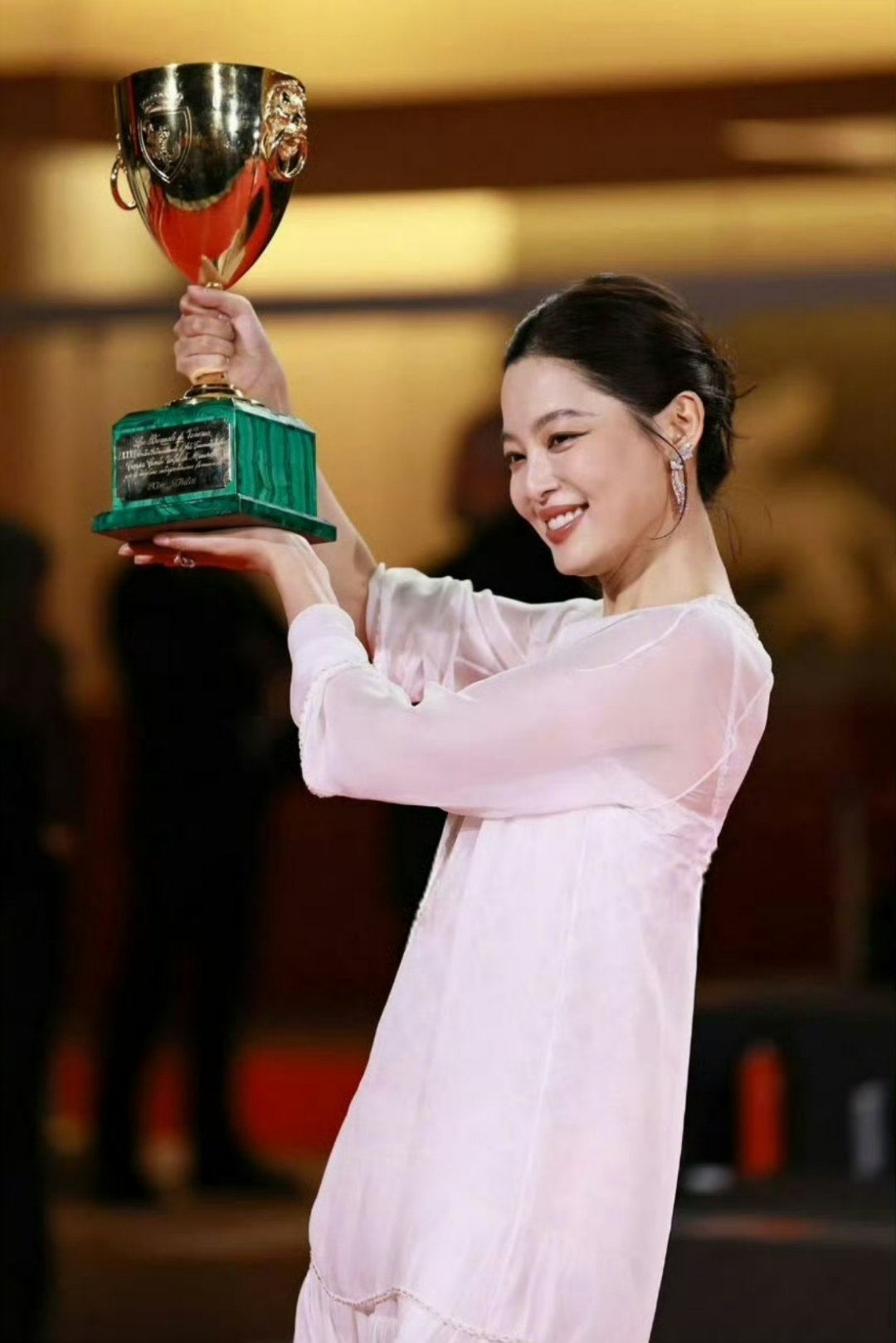 辛芷蕾的剧粉盘口碑这一块《女神蒙上眼》的收视九连冠证明了辛芷蕾的口碑 