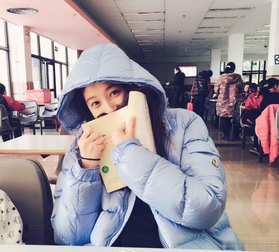 关晓彤怎么每部剧都在劝学 很难得看到这样正向的年代剧，没有狗血桥段，鼓励孩子读书