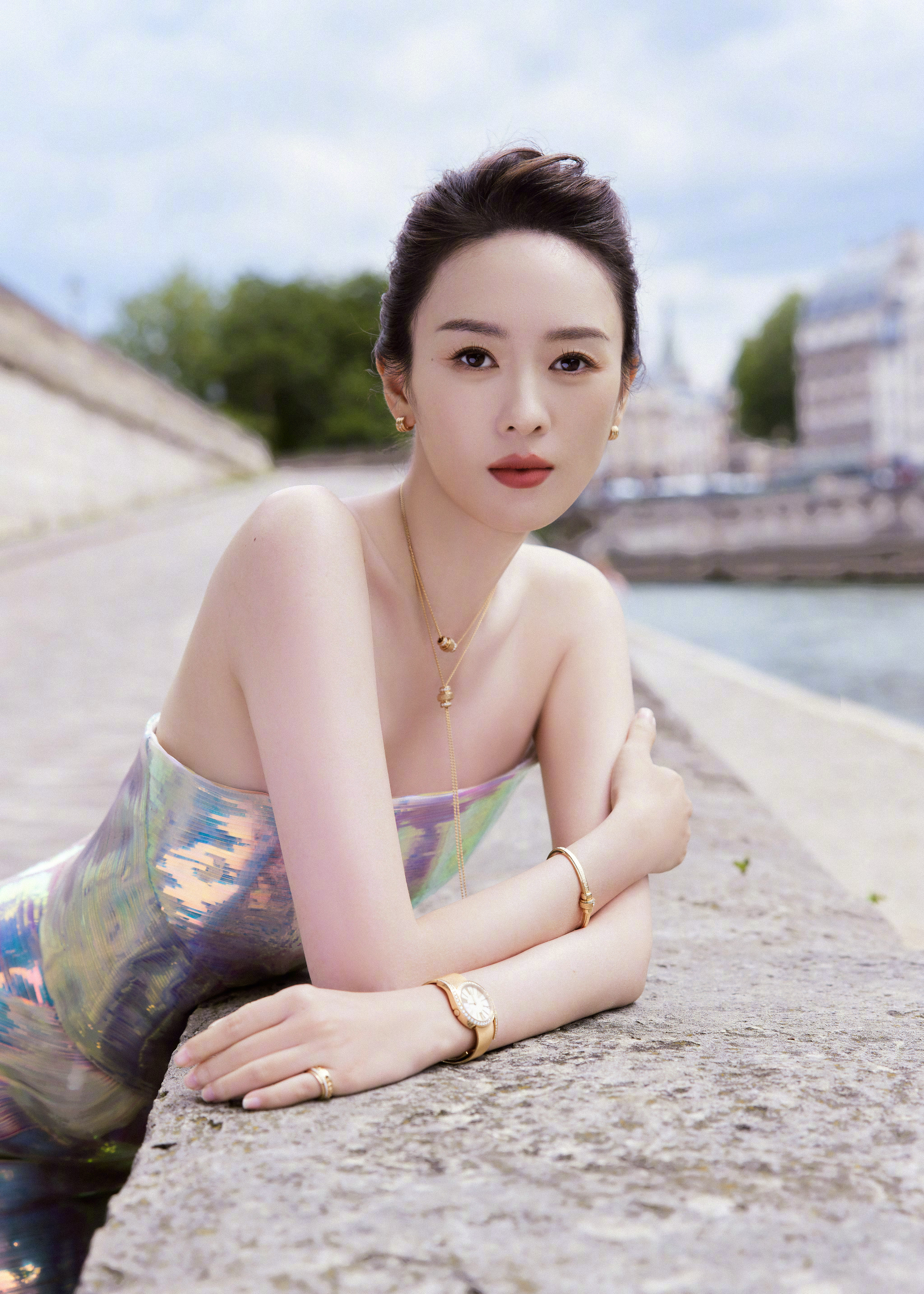 #童瑶镭射幻彩裙# 最新造型，镭射幻彩长裙像是刚上岸的美人鱼！！这身材比例好绝！