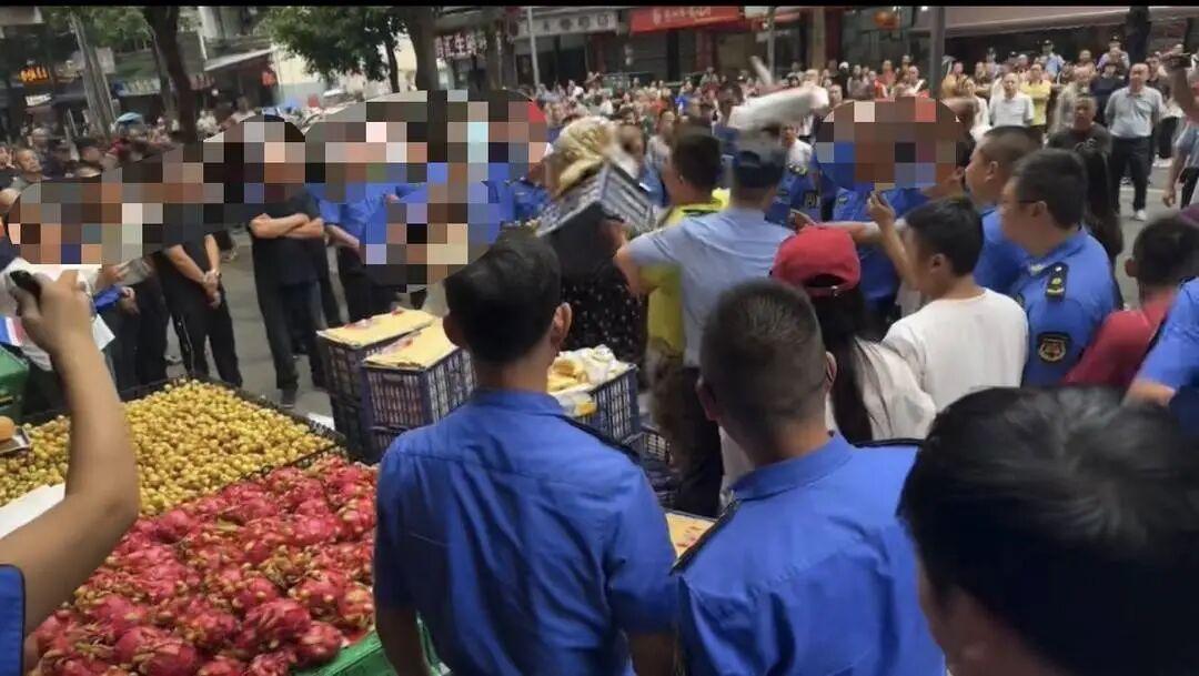 乐山演武街突现闹剧！这次事件源于一场针对水果店占道经营现象开展的整治行动，
黄衣