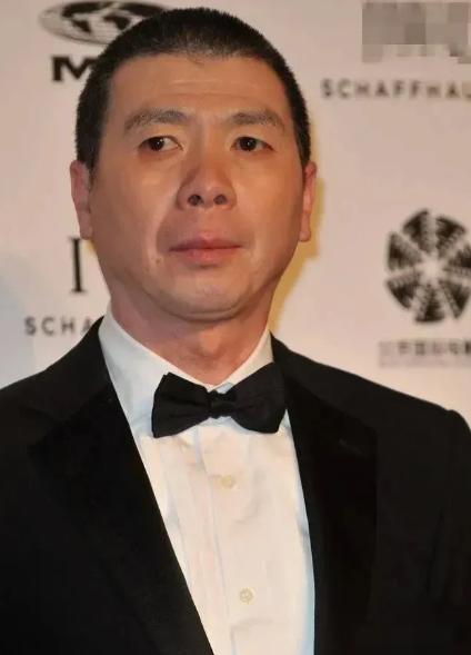 1984年，冯小刚去医院探望朋友，一眼就看上了旁边年轻貌美的护士，刚准备要联系方