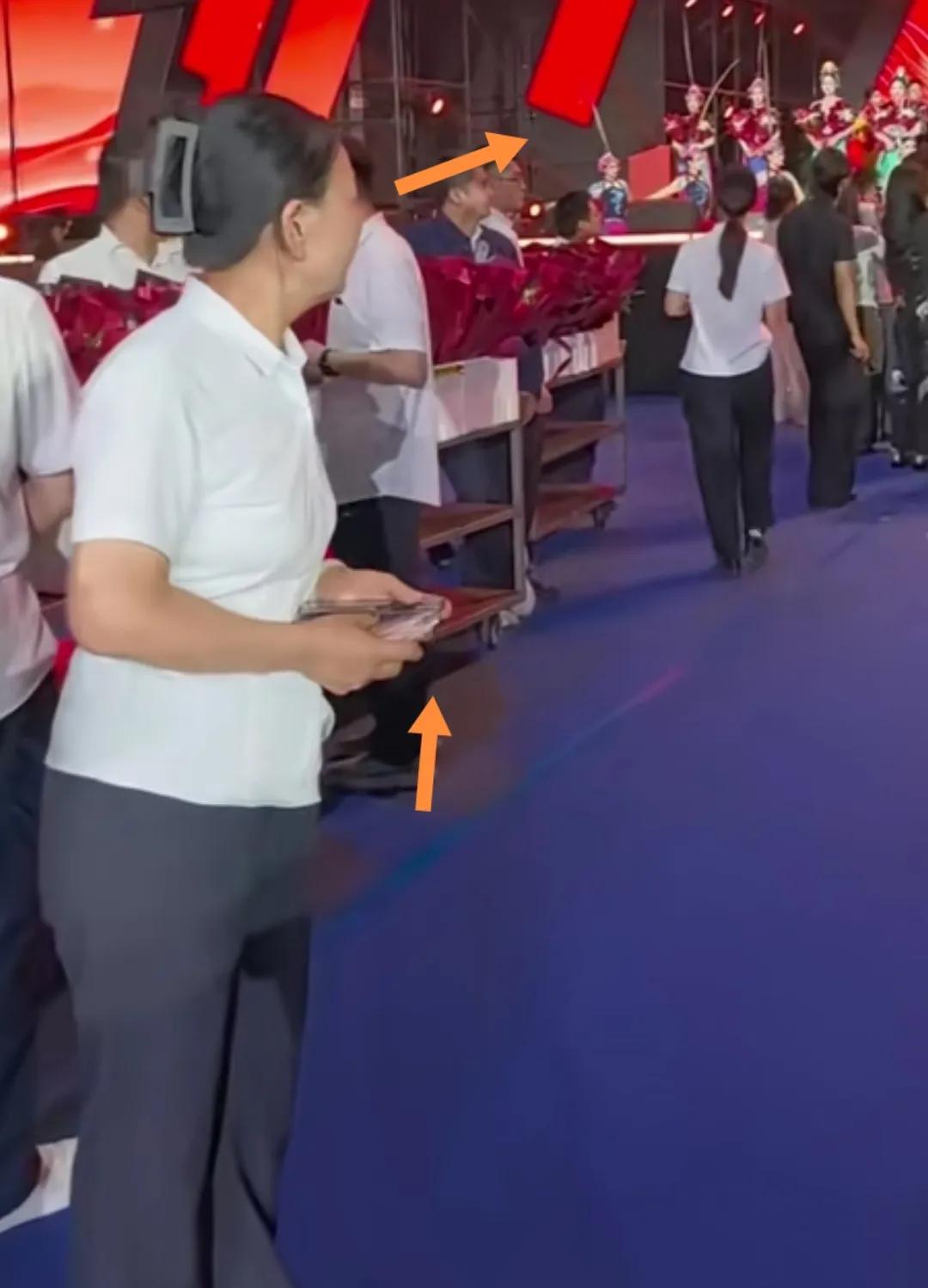 河南矿山“中秋会”财务郭玉梅手中拿钱眼盯着老板喊话送钱。