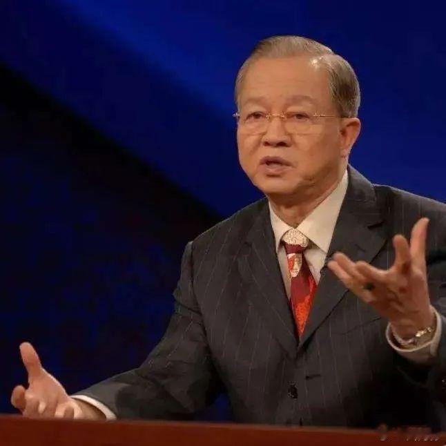 真正靠自己爬起来的人，表面都非常客气友善，但很难有人真正走进他的内心，他的灵魂一