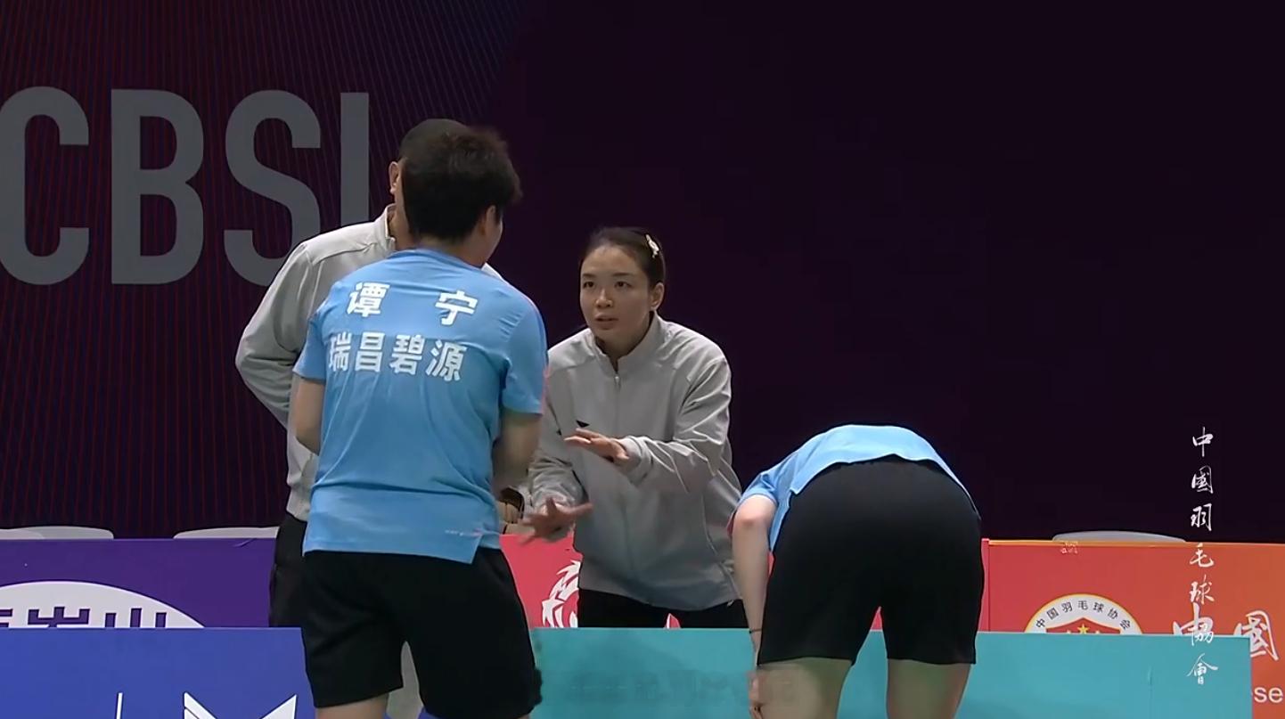 羽超联赛  很认真指导的陈教练热点现场