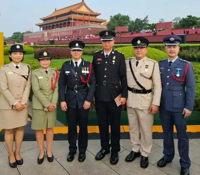 了不起
观阅兵见特殊代表！


香港警察去了天安门
15个人制服穿得异常显眼
在