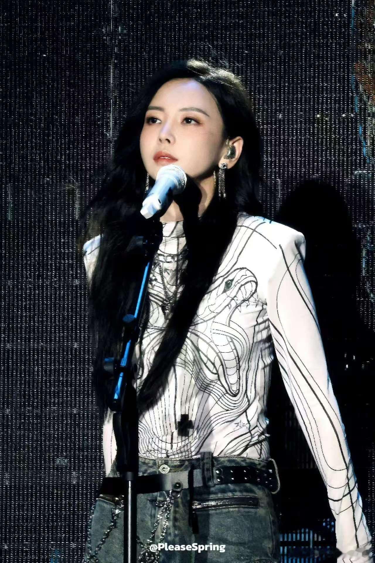 于文文硬刚突降大屏遮挡观众不知情突降大屏打乱演出节奏，存在极大安全风险，于文文果