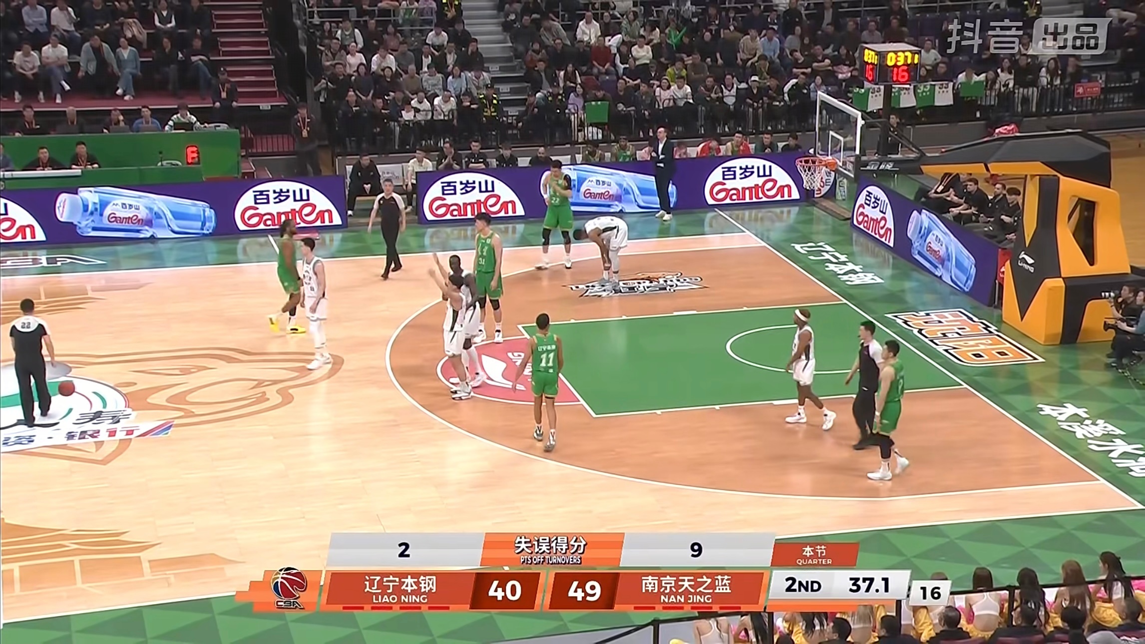 继伟休息，发球能连发失误两个…好样的……42比51半场落后，精彩。辽宁男篮vs南
