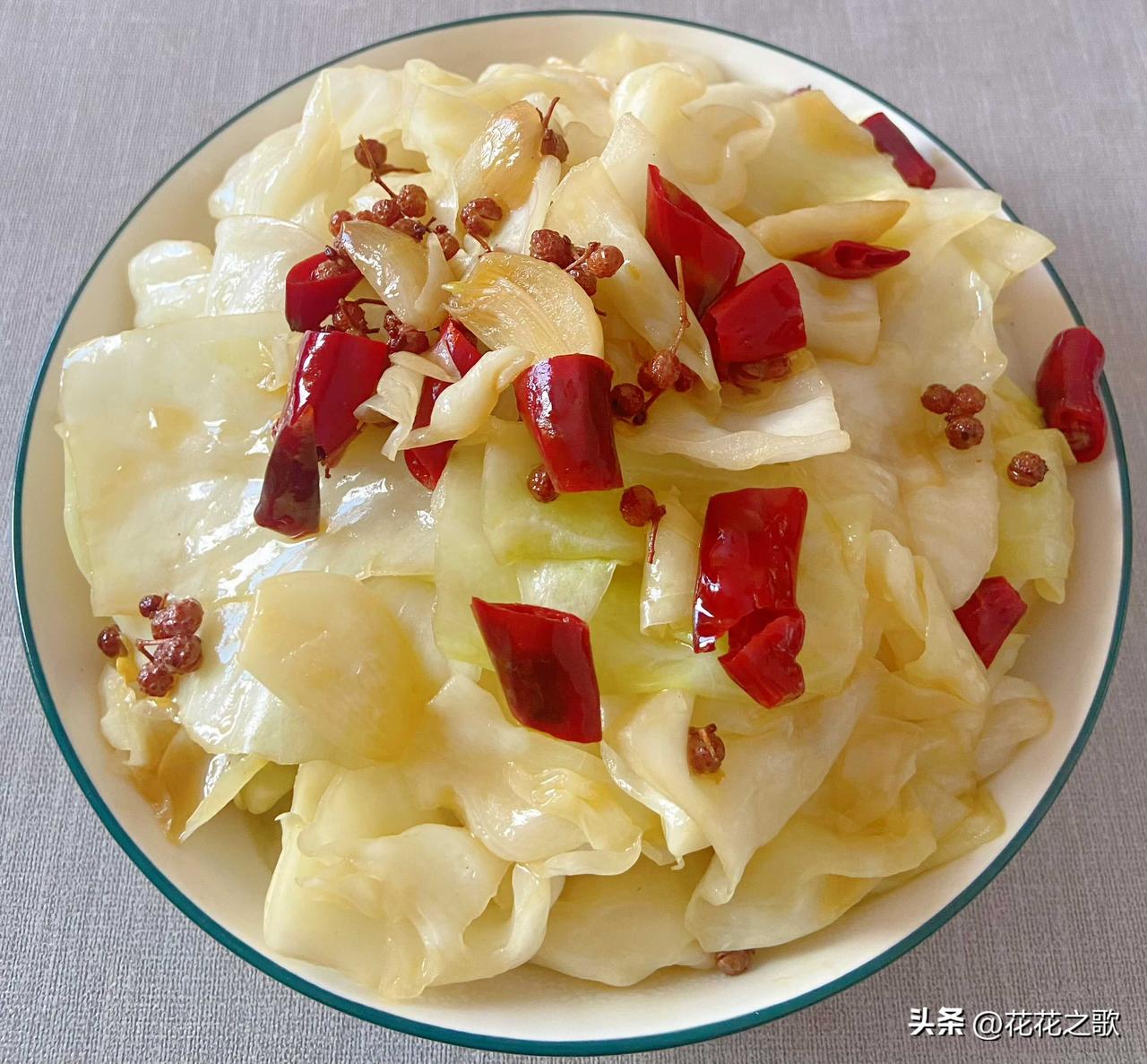 本来准备做个新菜：青椒炒切片，结果茄子里面出了一条虫～好吧，收起青椒，老实换回圆