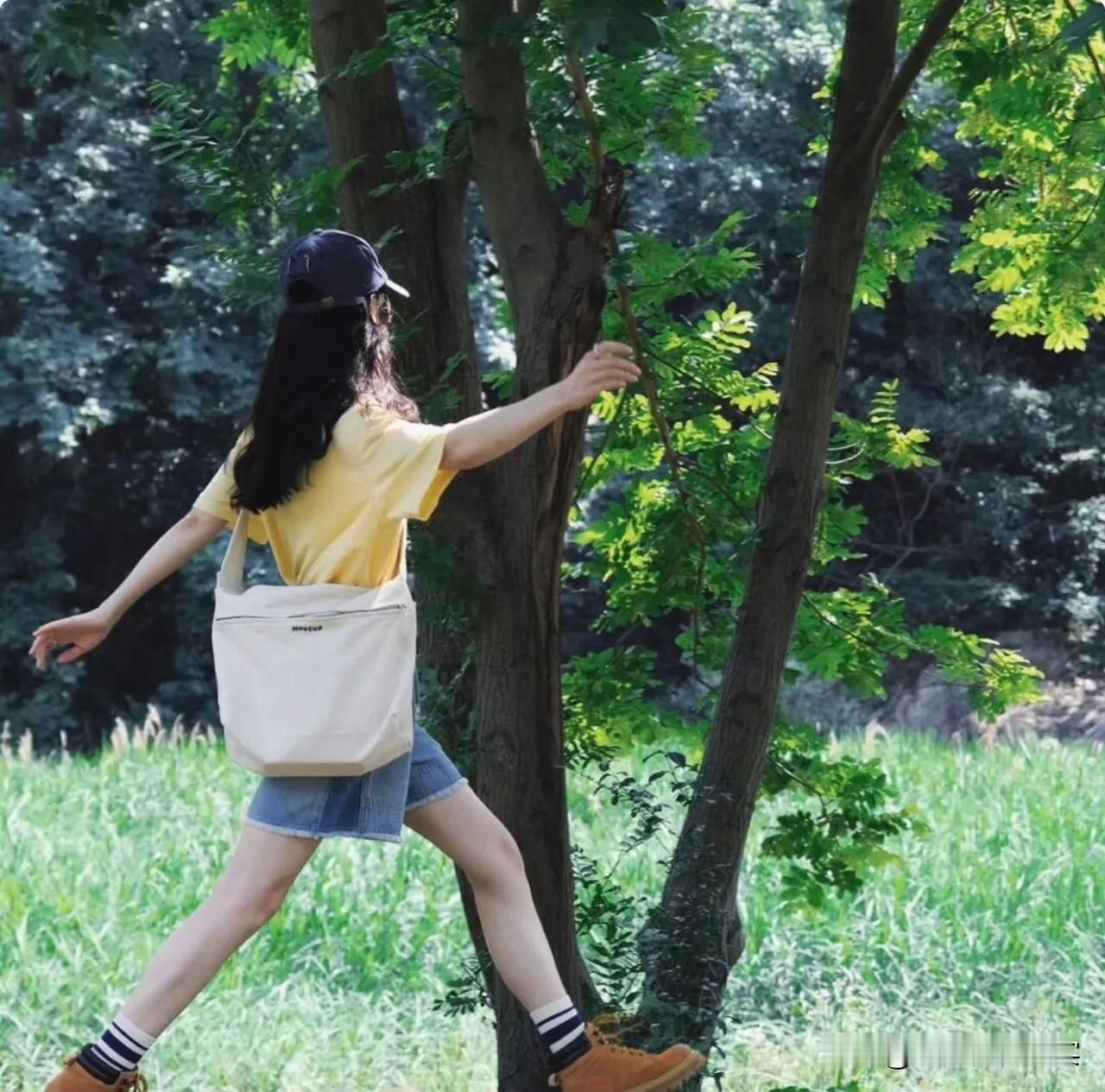 现在好多人都慢慢想开了
宁愿宅在家里
也不愿意出去上班

大家都说：上班也是穷